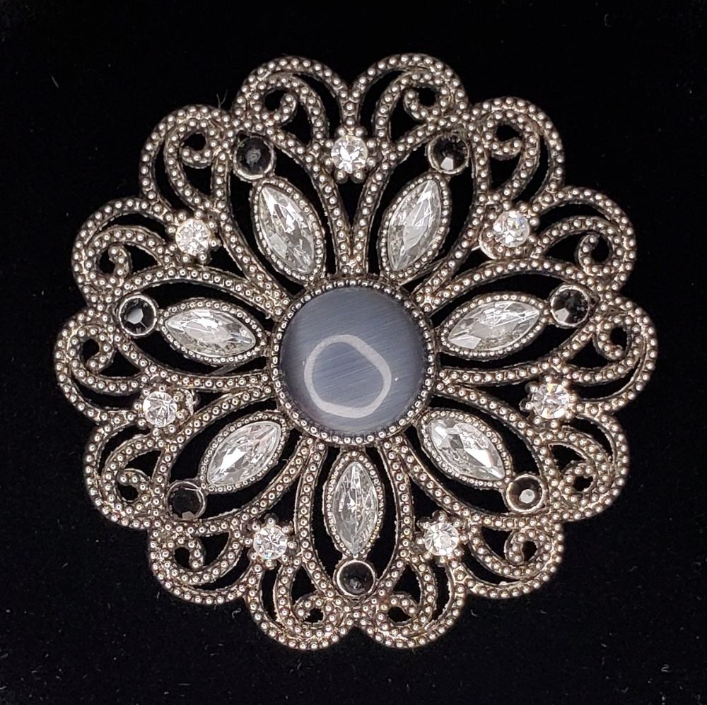 Unsigned Silver Tone Gray Cat's Eye Cabochon & Rhinestones Round Filigree Brooch